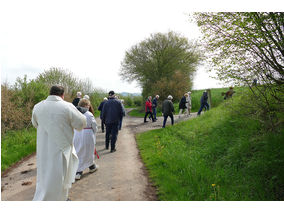 Bittprozession an der Weingartenkapelle (Foto: Karl-Franz Thiede)